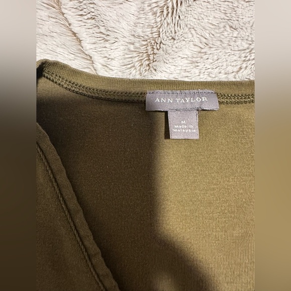 Ann Taylor Khaki V-Neck Short Sleeve Olive Green Tee - Picture 5 of 8